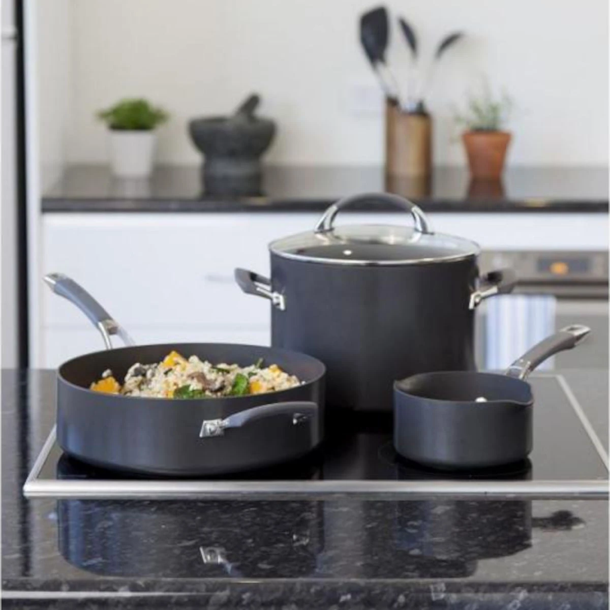 Anolon Endurance+ Covered Sauteuse 28cm (4.7L) 4 Anolon Endurance+ Covered Sauteuse 28cm (4.7L) - Image 2